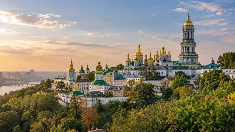 Які відомі архітектурні пам'ятки України